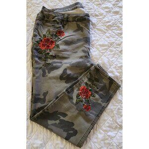 AVENUE / LORALETTE OLIVE GREEN CAMO FLORAL-EMBROIDERED JEGGINGS